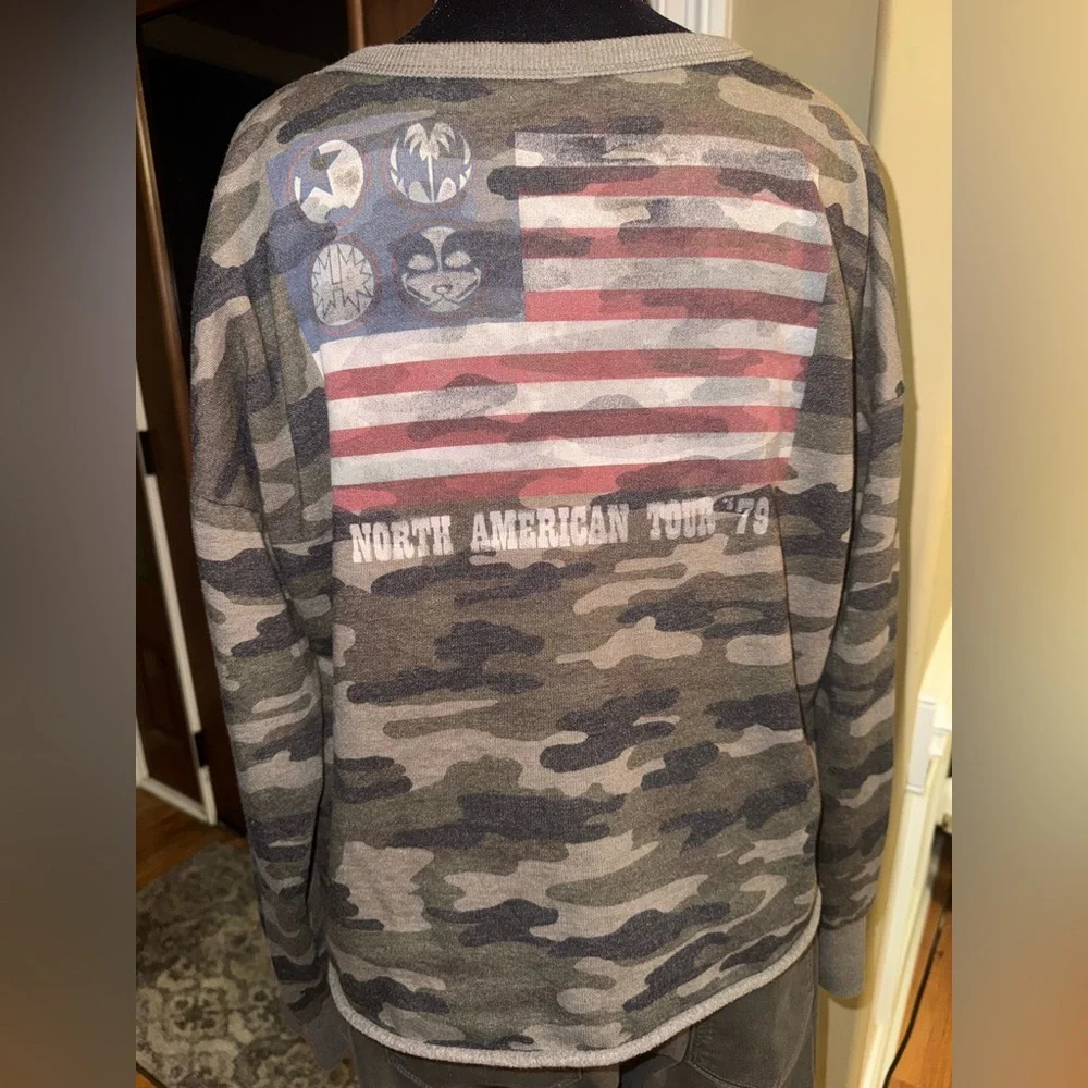LUCKY BRAND KIZZ NORTH AMERICAN TOUR 79 CAMO SWEATSHIRT WOMEN'S L - Picture 3 of 5